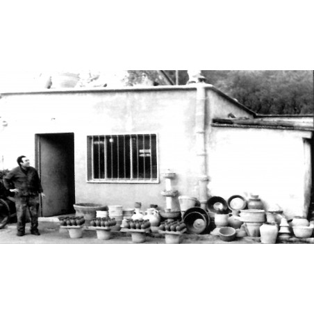 Vicente Prats Marhuenda delante de su taller en la Teulera