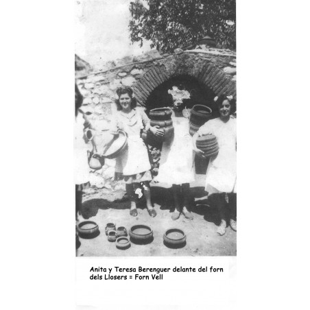 Anita y Teresa Berenguer Sendra con una amiga delante del Forn Vell de Orbeta