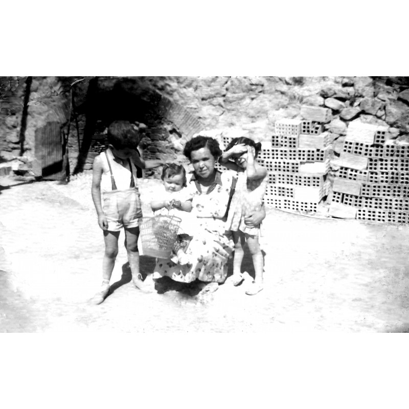 Fina Prats de bebé con su madre Elisa Sendra y familia