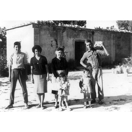 La familia Prats Pons delante de la teulera