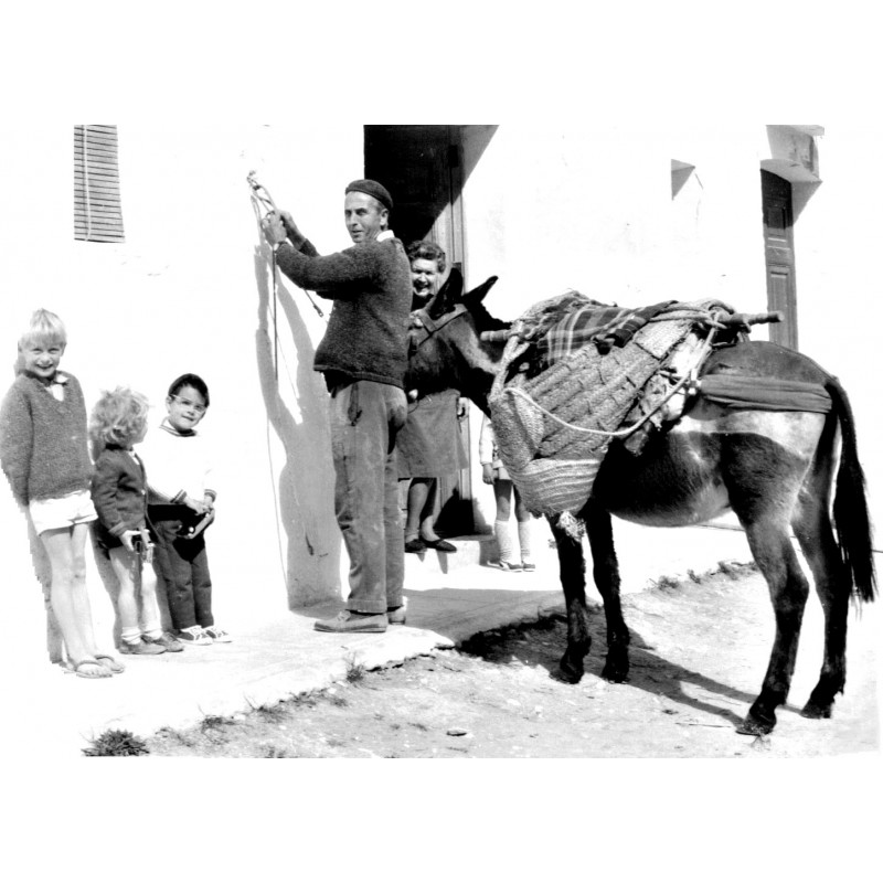 Paco "Mosquít" con esposa Elisa,  vecinos, nieto y la burra