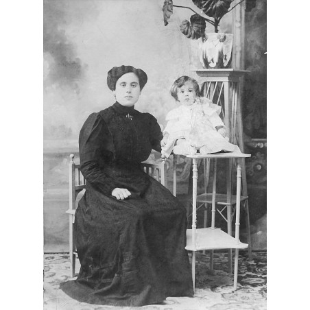 Rosario Cantó Mestre esposa de Vicente Sendra Lloser con su hija Josefa